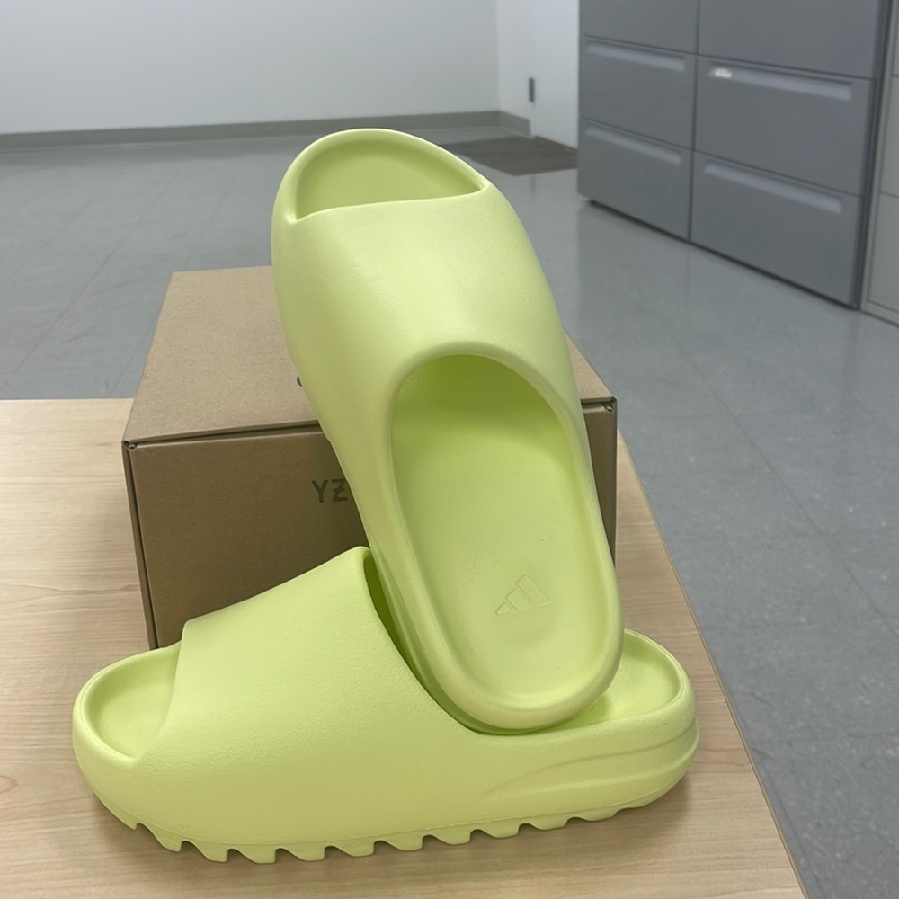 Excellent condition never worn Yeezy Slides
